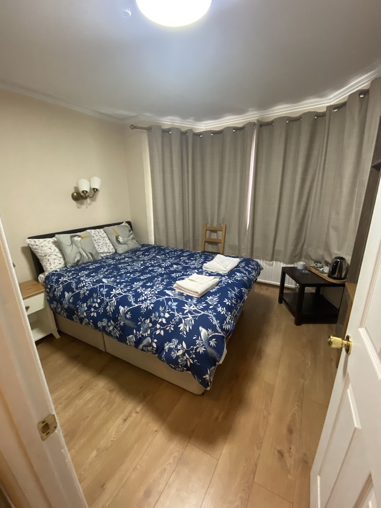 hollybush guest house