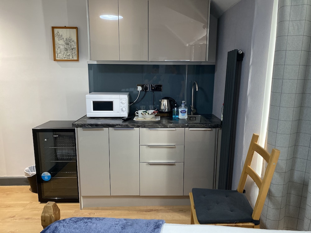 hollybush guest house