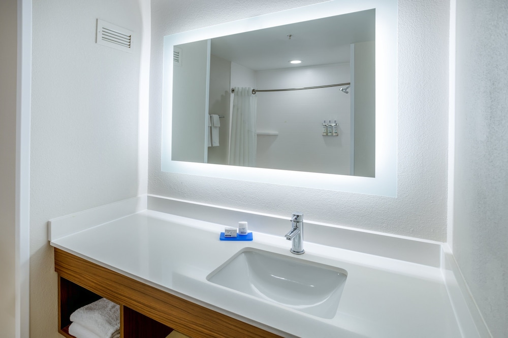 holiday inn express and suites salisbury delmar