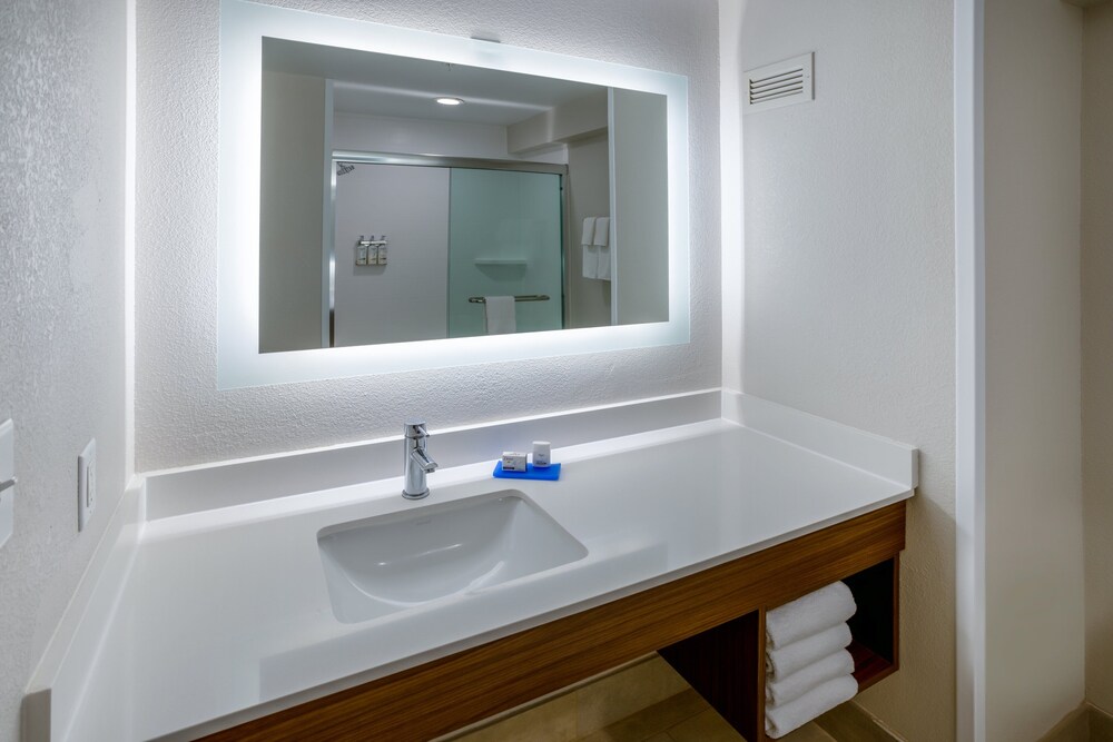 holiday inn express and suites salisbury delmar