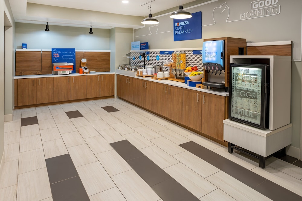 holiday inn express and suites salisbury delmar