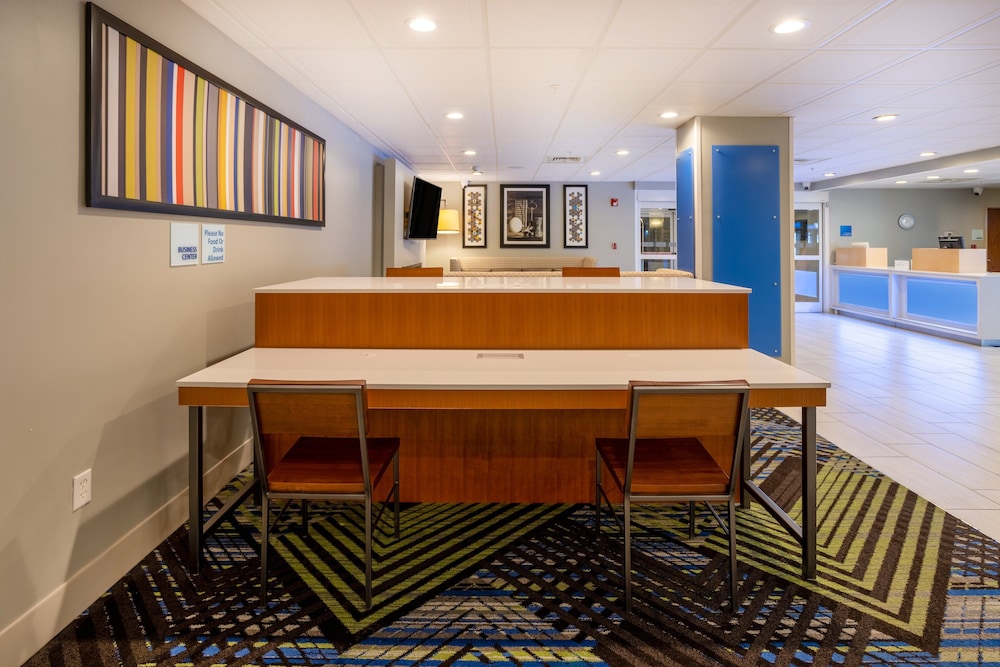 holiday inn express and suites salisbury delmar