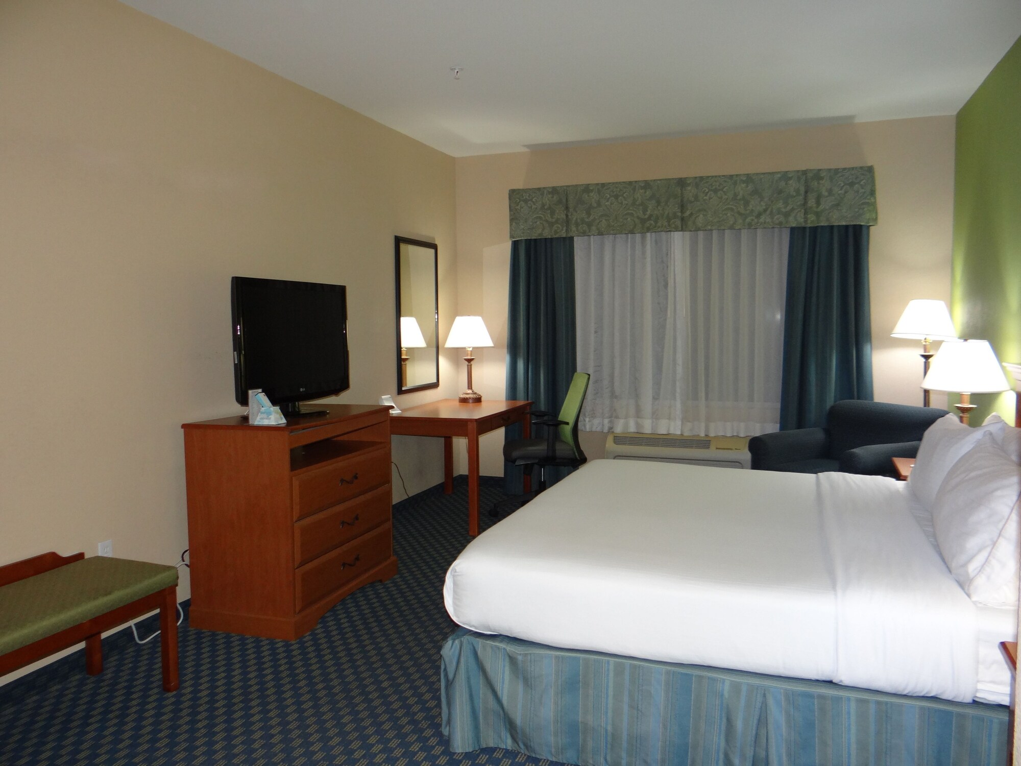 holiday inn express and suites salisbury delmar