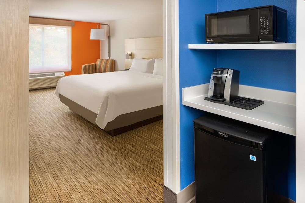 holiday inn express and suites salisbury delmar