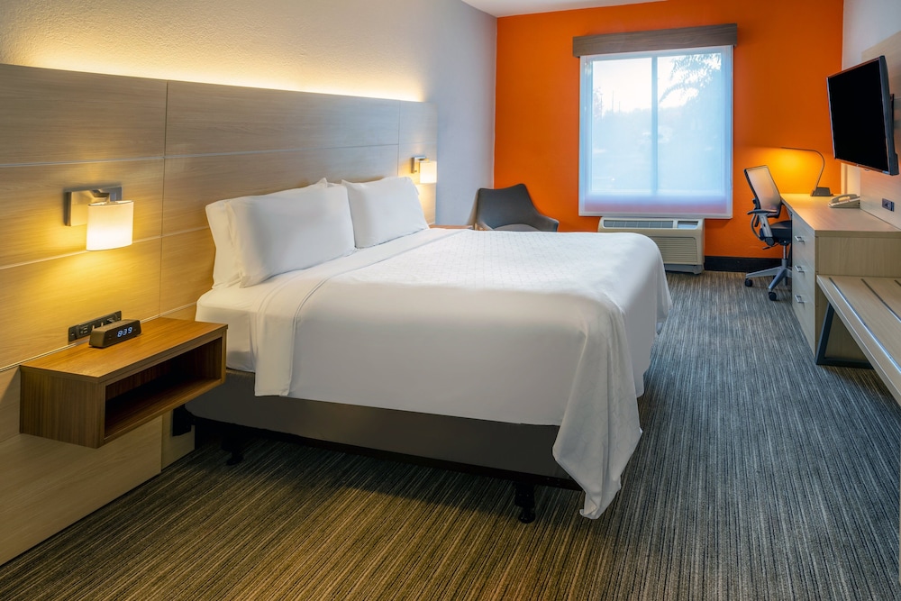 holiday inn express and suites salisbury delmar