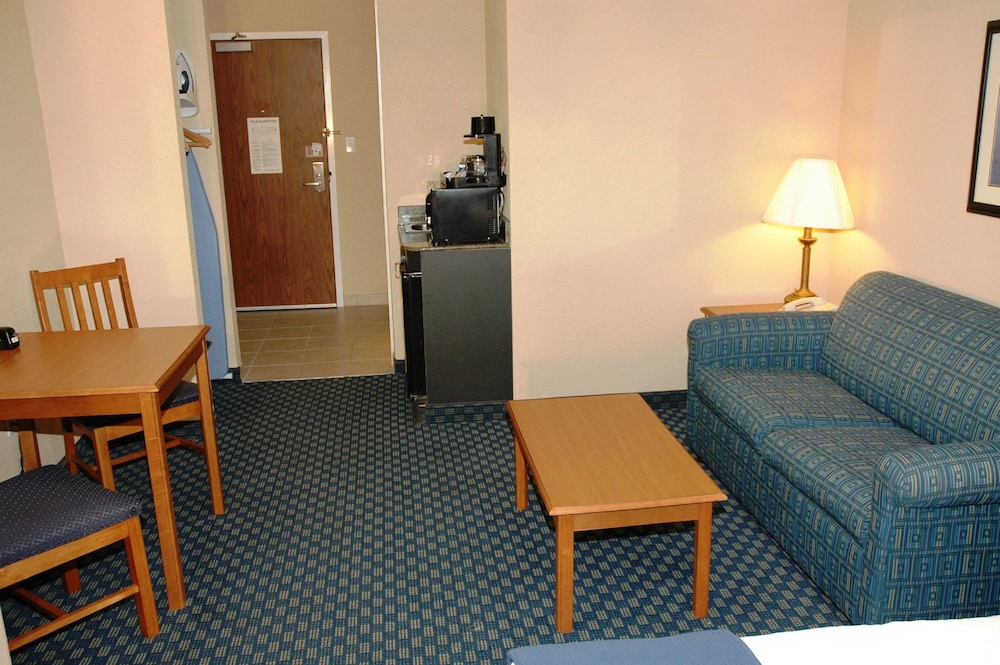 holiday inn express and suites salisbury delmar
