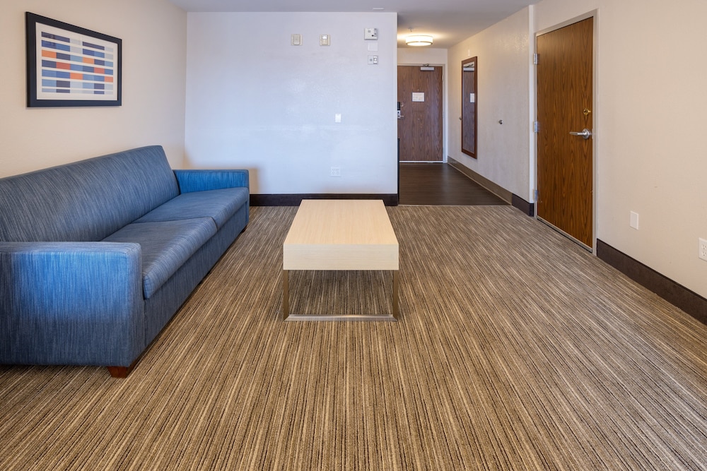holiday inn express and suites salisbury delmar