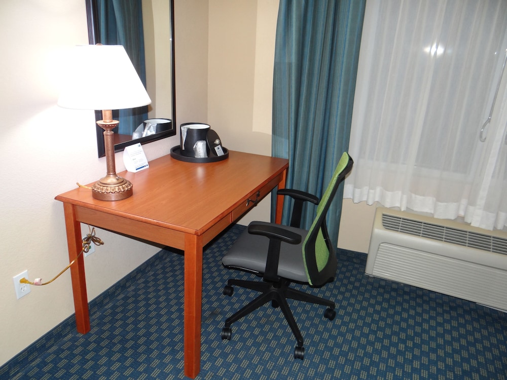 holiday inn express and suites salisbury delmar