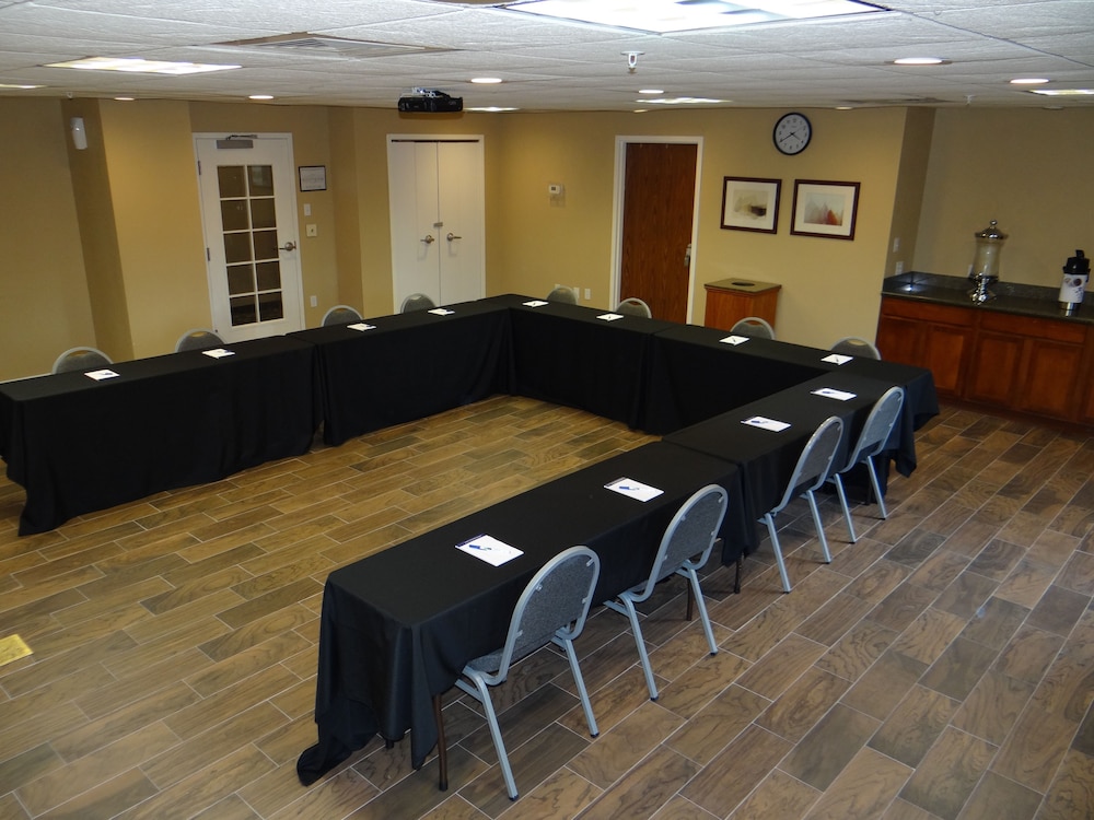 holiday inn express and suites salisbury delmar