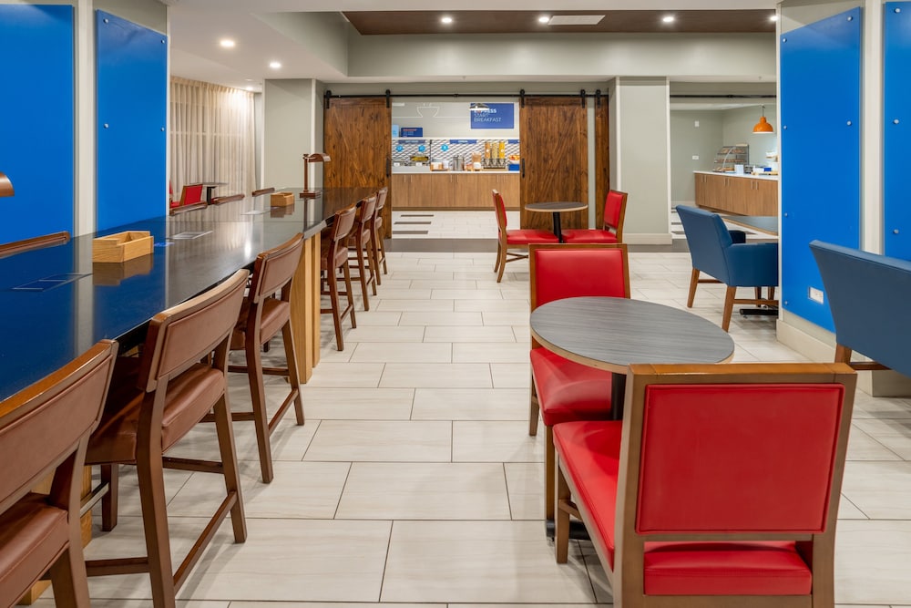holiday inn express and suites salisbury delmar