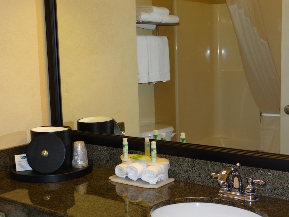 holiday inn express and suites salisbury delmar