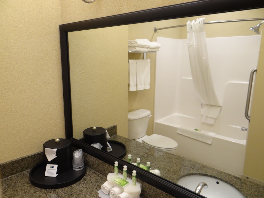holiday inn express and suites salisbury delmar