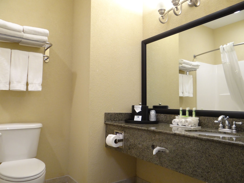 holiday inn express and suites salisbury delmar