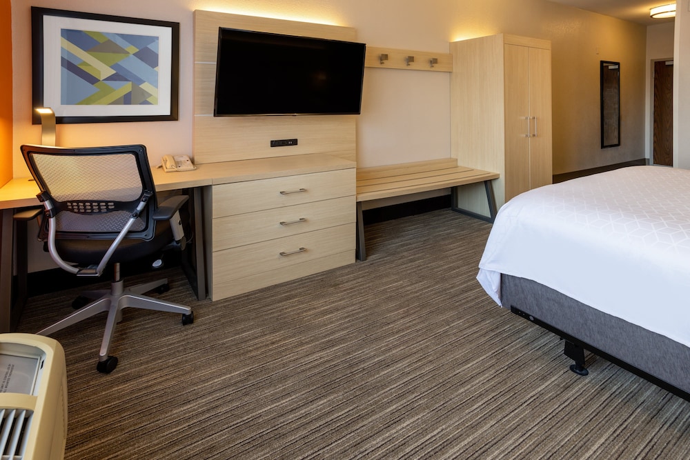 holiday inn express and suites salisbury delmar