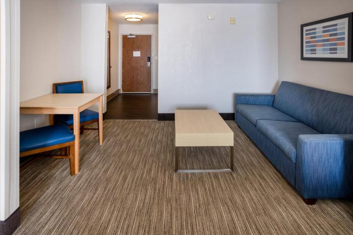 holiday inn express and suites salisbury delmar