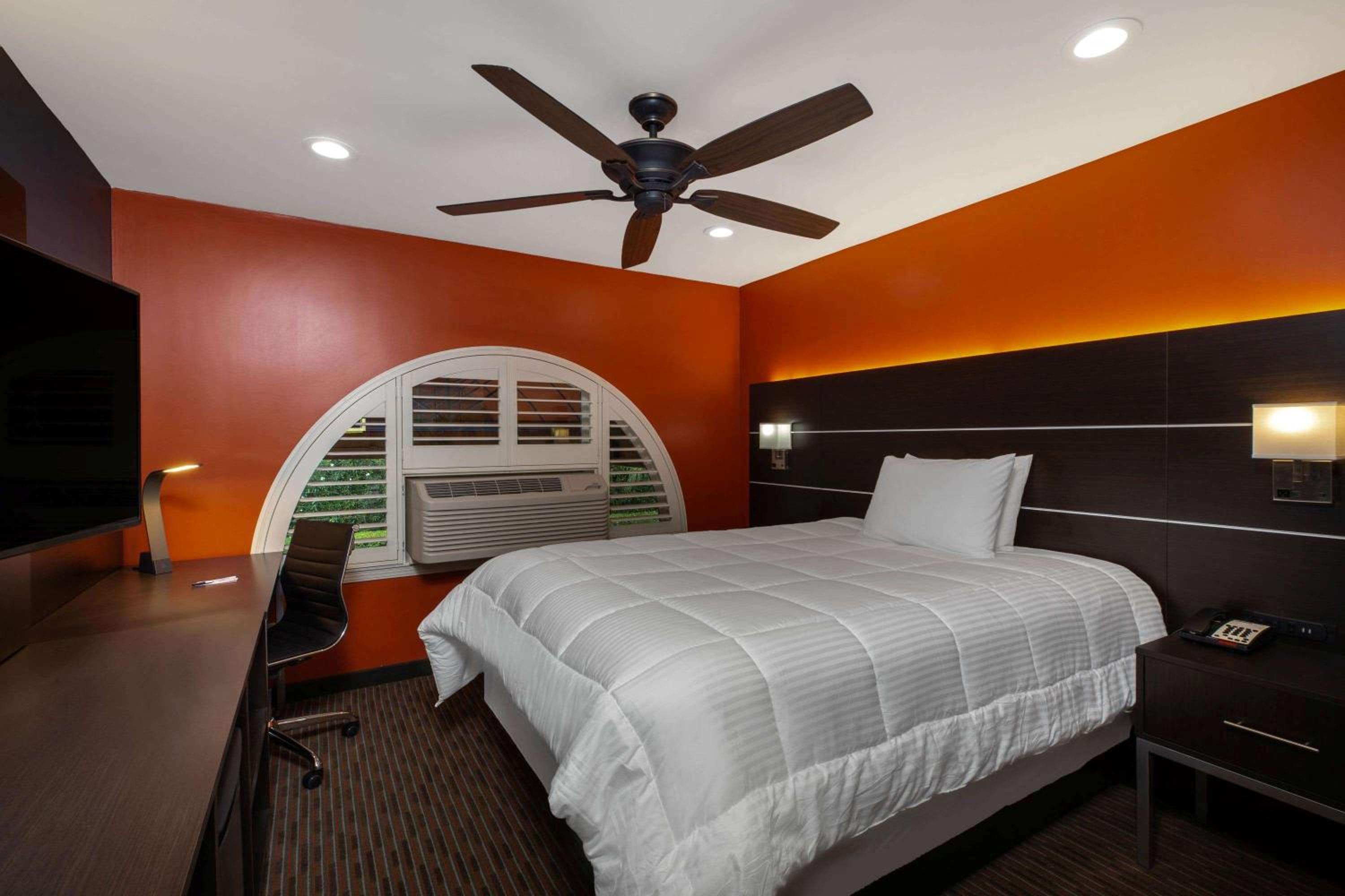holiday inn express and suites dodge city by ihg