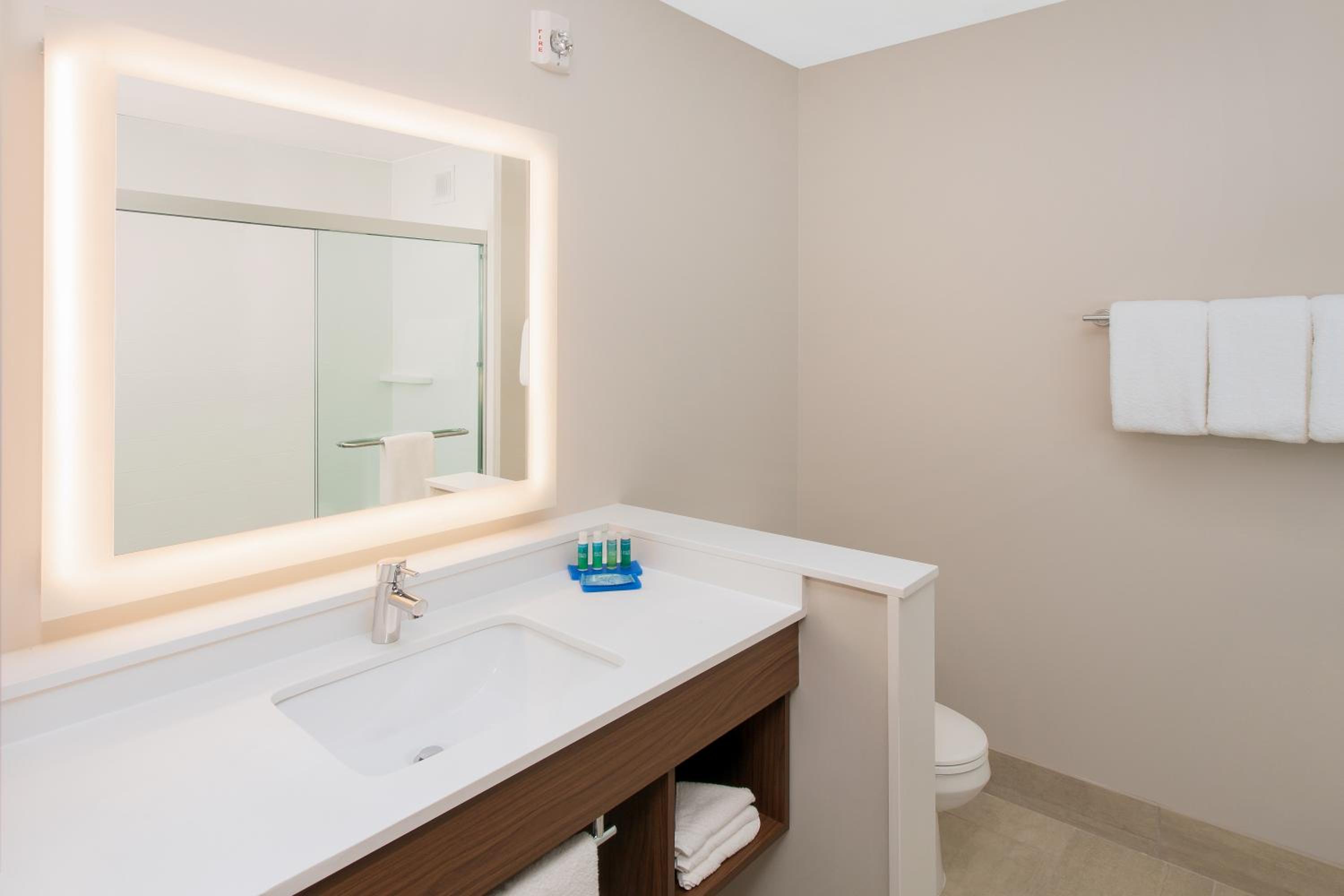 holiday inn express and suites detroit sterling heights by ihg