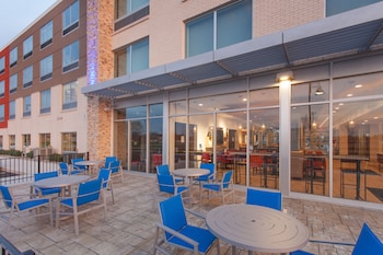 holiday inn express and suites detroit sterling heights by ihg