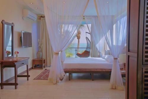 cowrie shell beach apartments