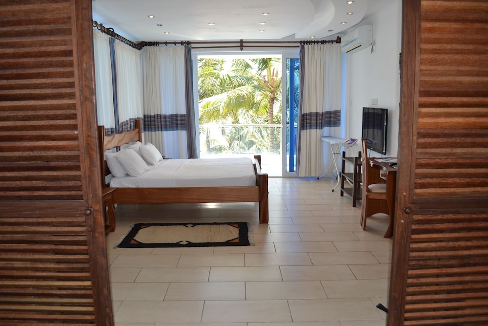 cowrie shell beach apartments