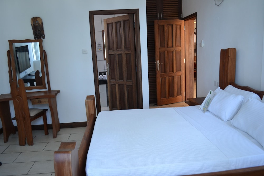 cowrie shell beach apartments