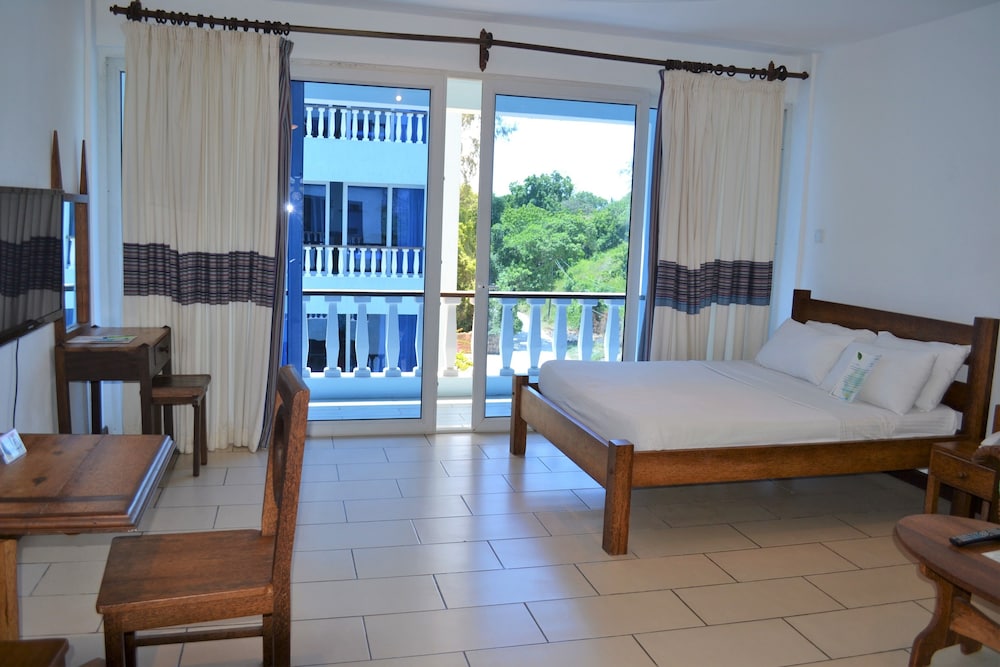 cowrie shell beach apartments