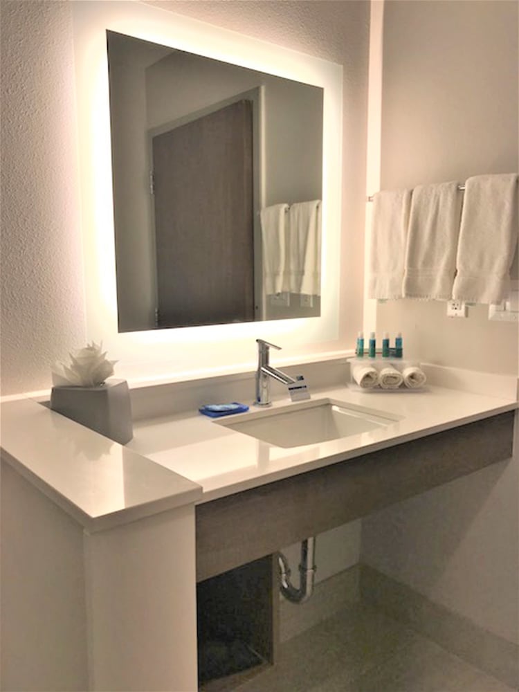holiday inn express and suites houston sw galleria area