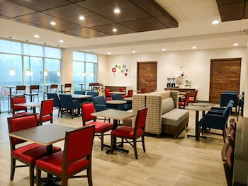 holiday inn express and suites charlotte ne university area