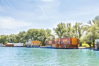 arkabarka floating hostel and apartments