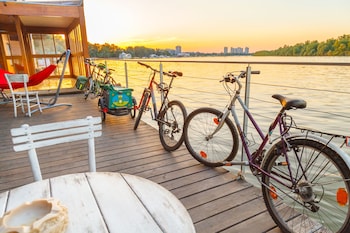 arkabarka floating hostel and apartments