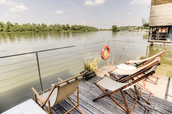 arkabarka floating hostel and apartments