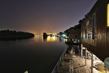 arkabarka floating hostel and apartments