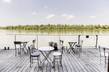 arkabarka floating hostel and apartments