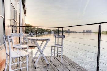 arkabarka floating hostel and apartments