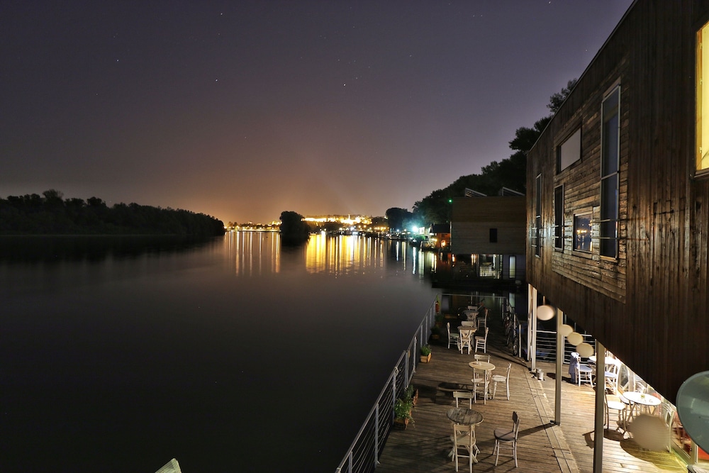 arkabarka floating hostel and apartments