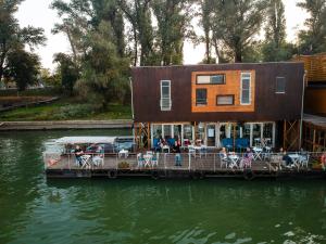 Arkabarka Floating Hostel And Apartments,Central Serbia>>Belgrade,2 star