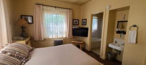Historic Dow Hotel,Alico>>Lone Pine,2 star