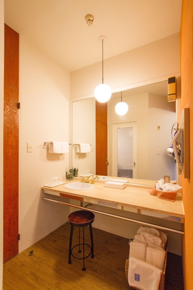 resort hotel moanacoast