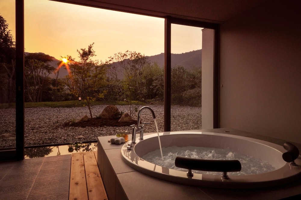 resort hotel moanacoast