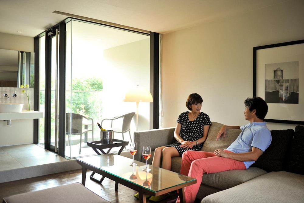 resort hotel moanacoast