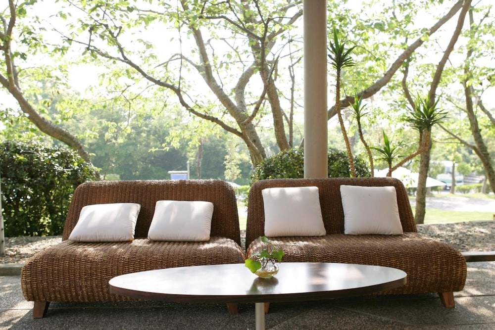 resort hotel moanacoast