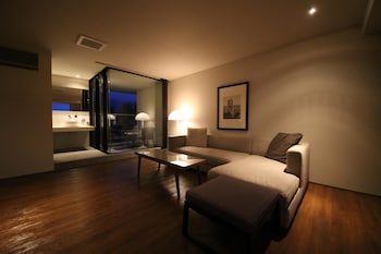 resort hotel moanacoast