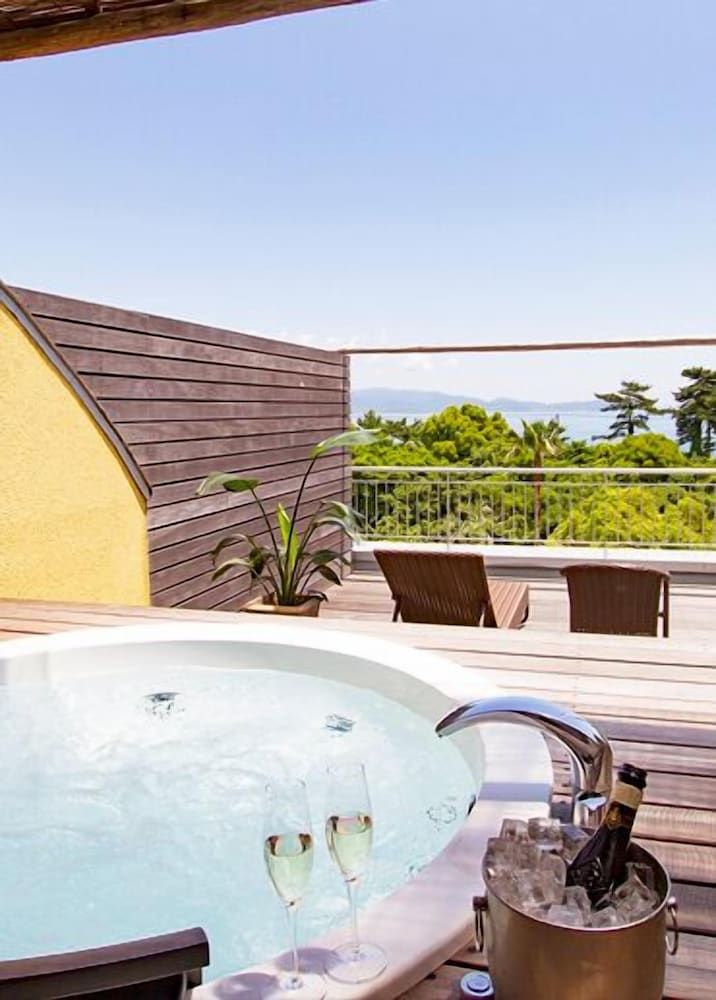 resort hotel moanacoast