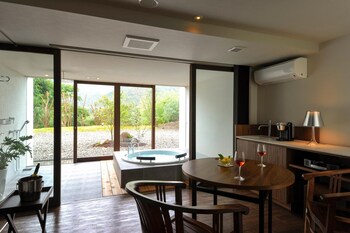 resort hotel moanacoast