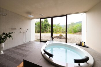 resort hotel moanacoast