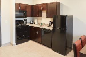 gundersen hotel and suites