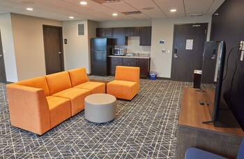 gundersen hotel and suites