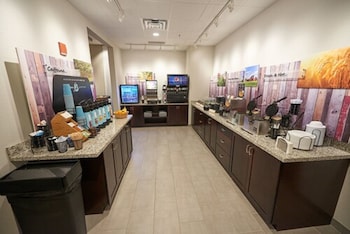 gundersen hotel and suites