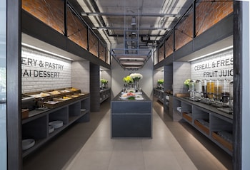 sugar marina hotel cliffhanger aonang