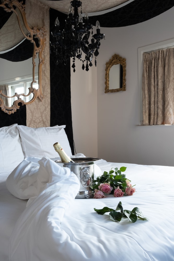 rosalias menagerie innupstairs